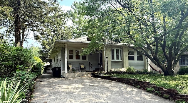 3827 Carpenter Ave, Des Moines, IA 50311 - bungalow featuring concrete driveway