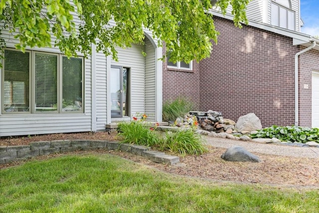 704 SW Coventry Cir, Ankeny, IA 50023 - view of grassy yard featuring an attached garage