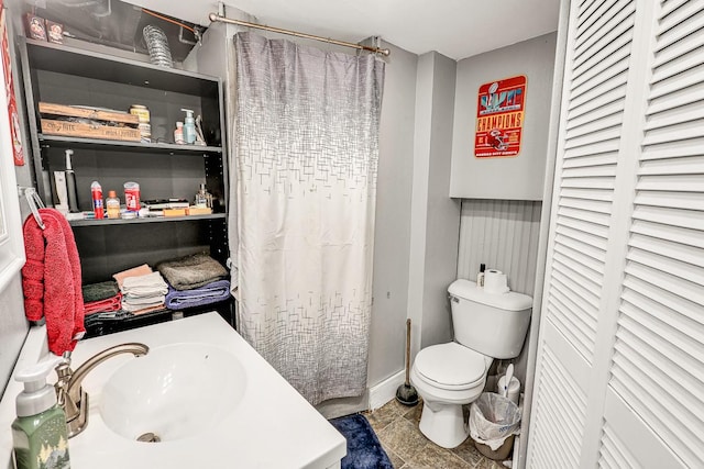 1018 S 5th St, Knoxville, IA 50138 - full bathroom featuring a closet, curtained shower, vanity, and tile patterned flooring