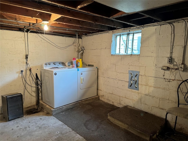 3419 E 37th St, Des Moines, IA 50317 - basement featuring washing machine and clothes dryer