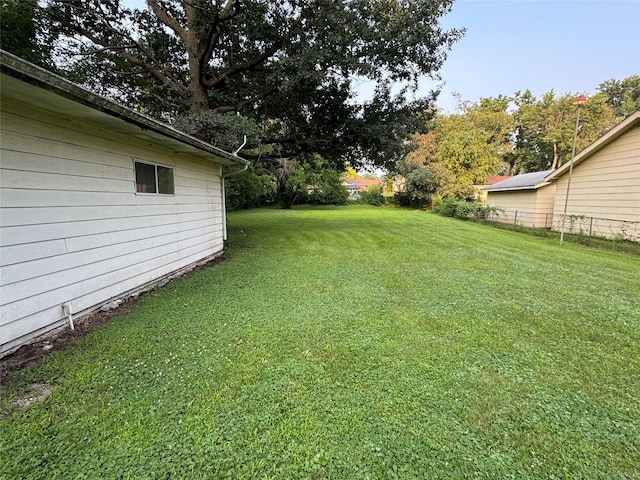 3419 E 37th St, Des Moines, IA 50317 - view of yard