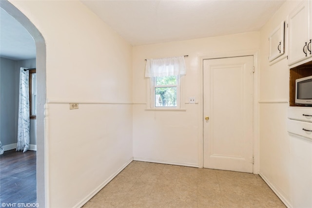 4512 Hickman Rd, Des Moines, IA 50310 - interior space featuring arched walkways and baseboards