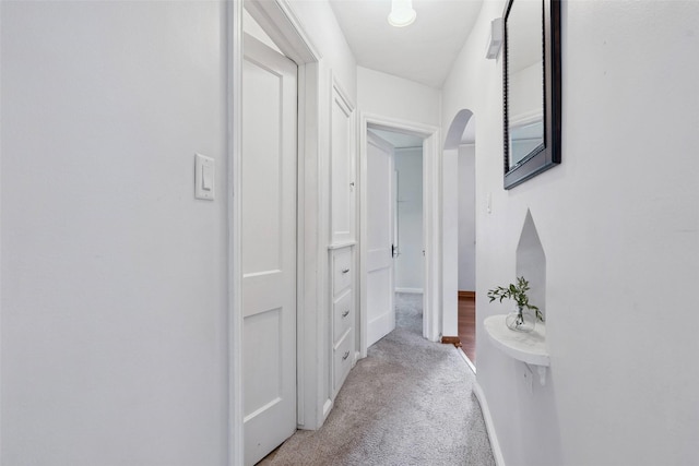 4004 Franklin Ave, Des Moines, IA 50310 - corridor featuring arched walkways and light colored carpet
