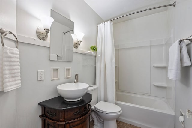 4004 Franklin Ave, Des Moines, IA 50310 - bathroom featuring shower / bath combo with shower curtain and vanity