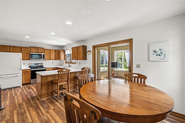 9421 NE 28th Ct, Ankeny, IA 50021 - dining room featuring dark wood finished floors, recessed lighting, and a textured ceiling
