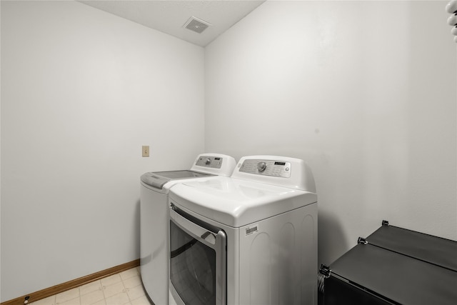 9421 NE 28th Ct, Ankeny, IA 50021 - laundry area featuring independent washer and dryer and baseboards