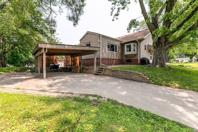 2610 Westover Blvd, Des Moines, IA 50322 - view of front of house with driveway, a carport, and a front yard