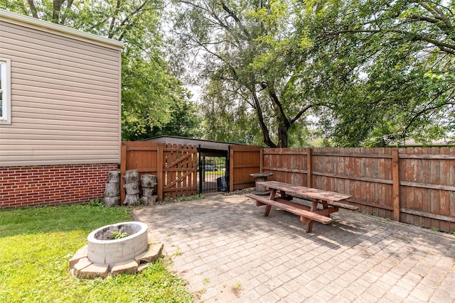 2610 Westover Blvd, Des Moines, IA 50322 - view of patio featuring a gate