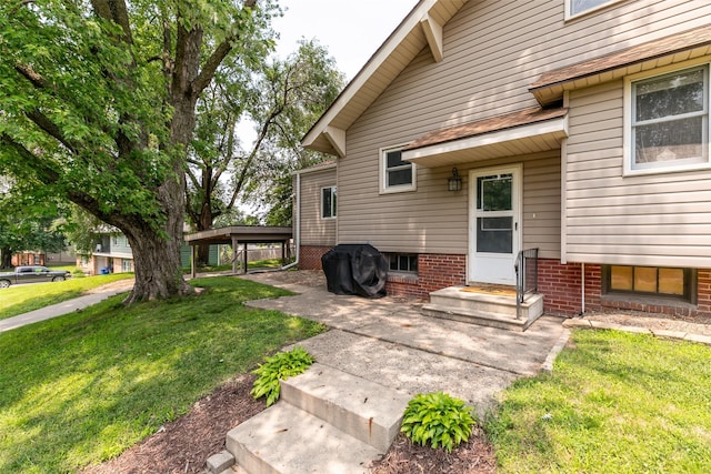 2610 Westover Blvd, Des Moines, IA 50322 - view of exterior entry featuring a lawn