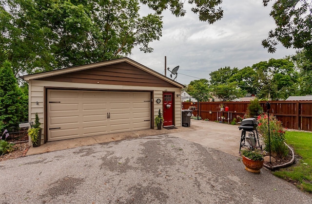 2904 48th St, Des Moines, IA 50310 - view of detached garage