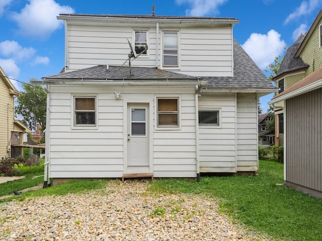 1534 9th St, Des Moines, IA 50314 - rear view of property featuring roof with shingles and a yard