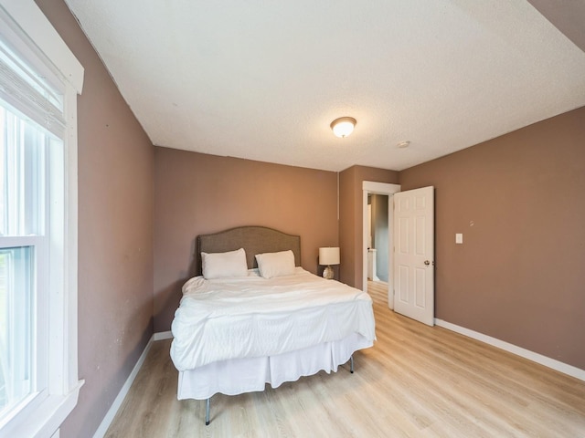 1534 9th St, Des Moines, IA 50314 - bedroom with light wood-type flooring and baseboards