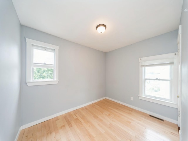 1534 9th St, Des Moines, IA 50314 - unfurnished room featuring light wood-type flooring and baseboards