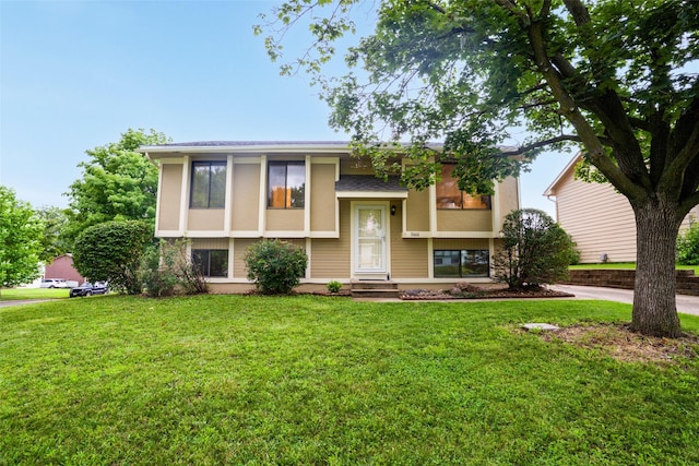 3600 E 42nd Ct, Des Moines, IA 50317 - split foyer home with a front yard