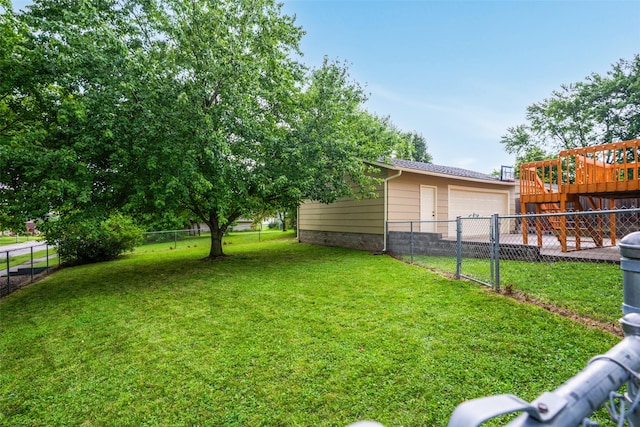 3600 E 42nd Ct, Des Moines, IA 50317 - view of yard featuring a detached garage