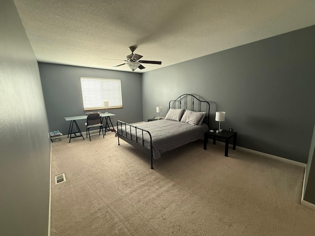 244 4th Ave W, Grinnell, IA 50112 - carpeted bedroom featuring ceiling fan and a textured ceiling