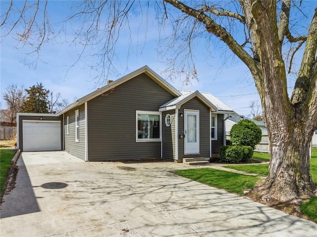 121 E 8th St N, Newton, IA 50208 - ranch-style house featuring driveway and a garage