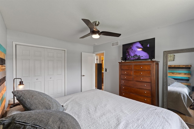 6675 NW 5th St, Des Moines, IA 50313 - bedroom with a closet and a ceiling fan