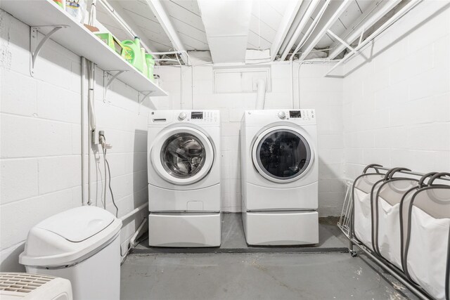 3504 56th St, Des Moines, IA 50310 - laundry area with washer and dryer and concrete block wall