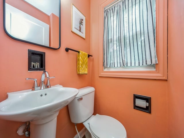 3934 Lincoln Place Dr, Des Moines, IA 50312 - half bathroom featuring toilet