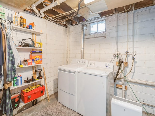 3934 Lincoln Place Dr, Des Moines, IA 50312 - laundry room featuring washing machine and dryer