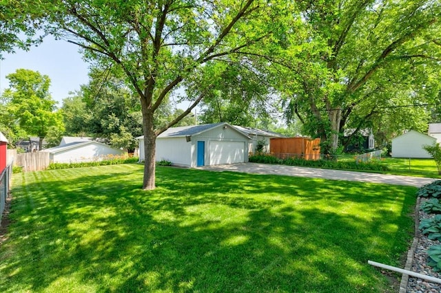 5613 College Ave, Des Moines, IA 50310 - view of yard with a detached garage