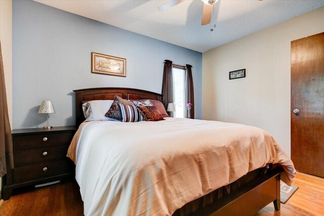 5613 College Ave, Des Moines, IA 50310 - bedroom with wood finished floors and a ceiling fan