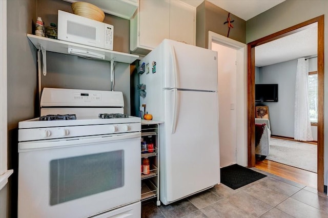 5613 College Ave, Des Moines, IA 50310 - kitchen featuring white appliances