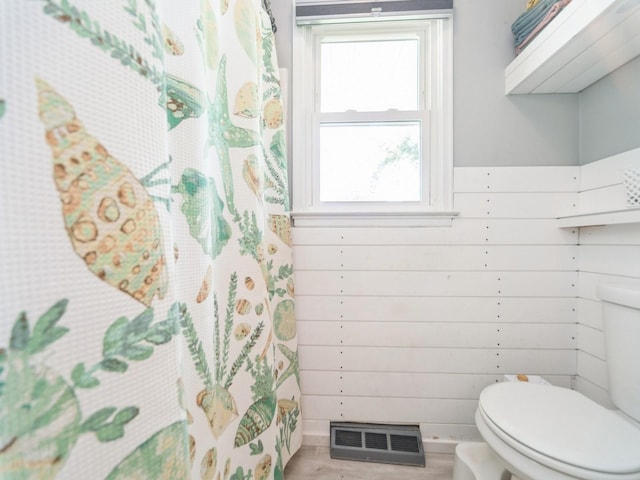 3303 Ashwood Dr, Urbandale, IA 50322 - full bath with toilet and curtained shower