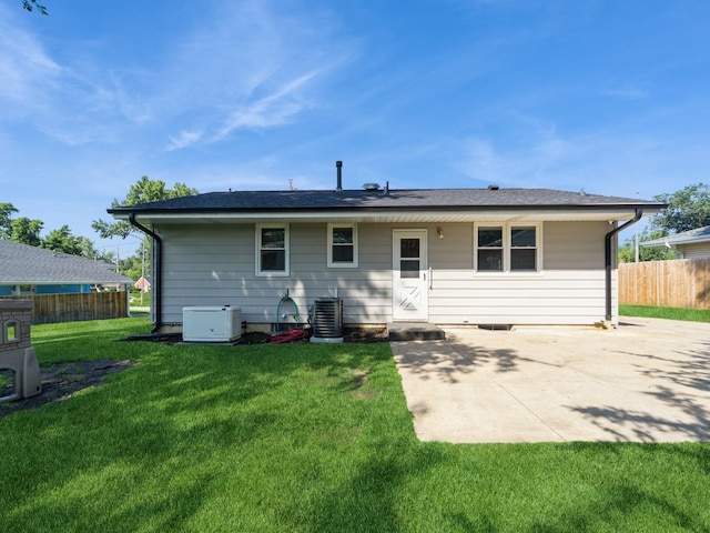 3303 Ashwood Dr, Urbandale, IA 50322 - rear view of property with a patio