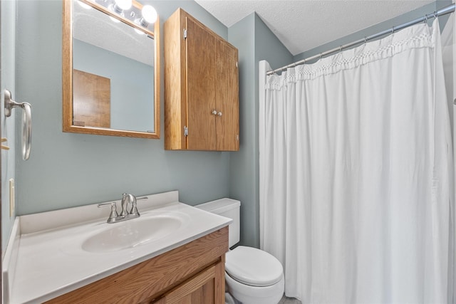 7005 Surrey Dr NE, Cedar Rapids, IA 52402 - bathroom featuring vanity, a textured ceiling, and curtained shower