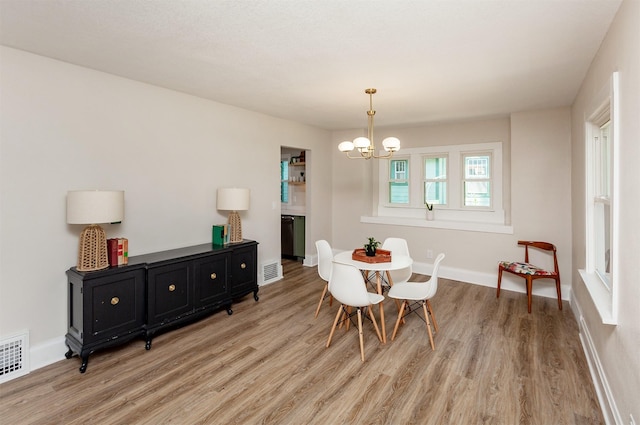 910 30th St, Des Moines, IA 50312 - dining room with light wood finished floors and a chandelier