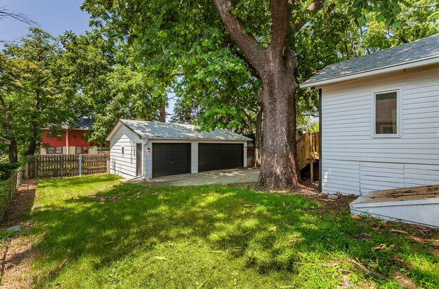 910 30th St, Des Moines, IA 50312 - view of yard featuring an outbuilding and a detached garage