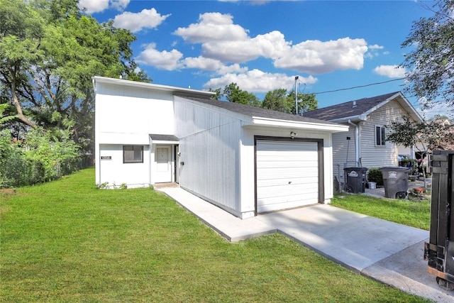 1356 E 17th Ct, Des Moines, IA 50316 - garage featuring driveway