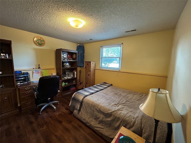 1016 1st St NW, Altoona, IA 50009 - bedroom featuring wood finished floors, a textured ceiling, and a desk