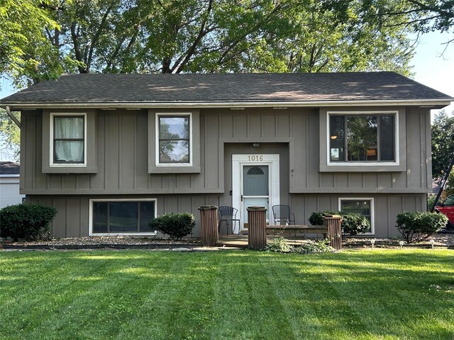 1016 1st St NW, Altoona, IA 50009 - bi-level home featuring board and batten siding, a front lawn, and roof with shingles