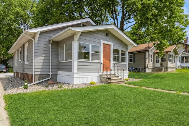 1141 Douglas Ave, Des Moines, IA 50313 - view of front of house featuring entry steps and a front lawn
