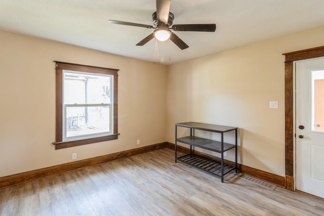 1141 Douglas Ave, Des Moines, IA 50313 - unfurnished room with light wood-style floors and ceiling fan