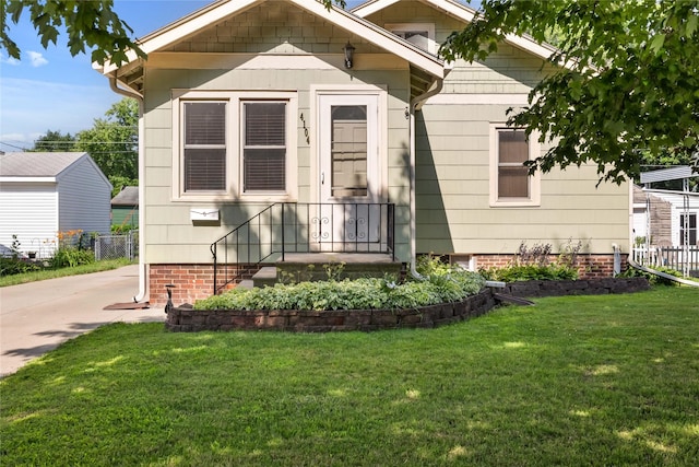 4104 1st St, Des Moines, IA 50313 - view of front facade featuring concrete driveway