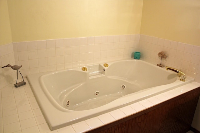 311 W View Dr, Osceola, IA 50213 - bathroom featuring a tub with jets