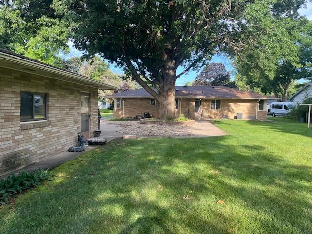 3833 38th St, Des Moines, IA 50310 - photo 2