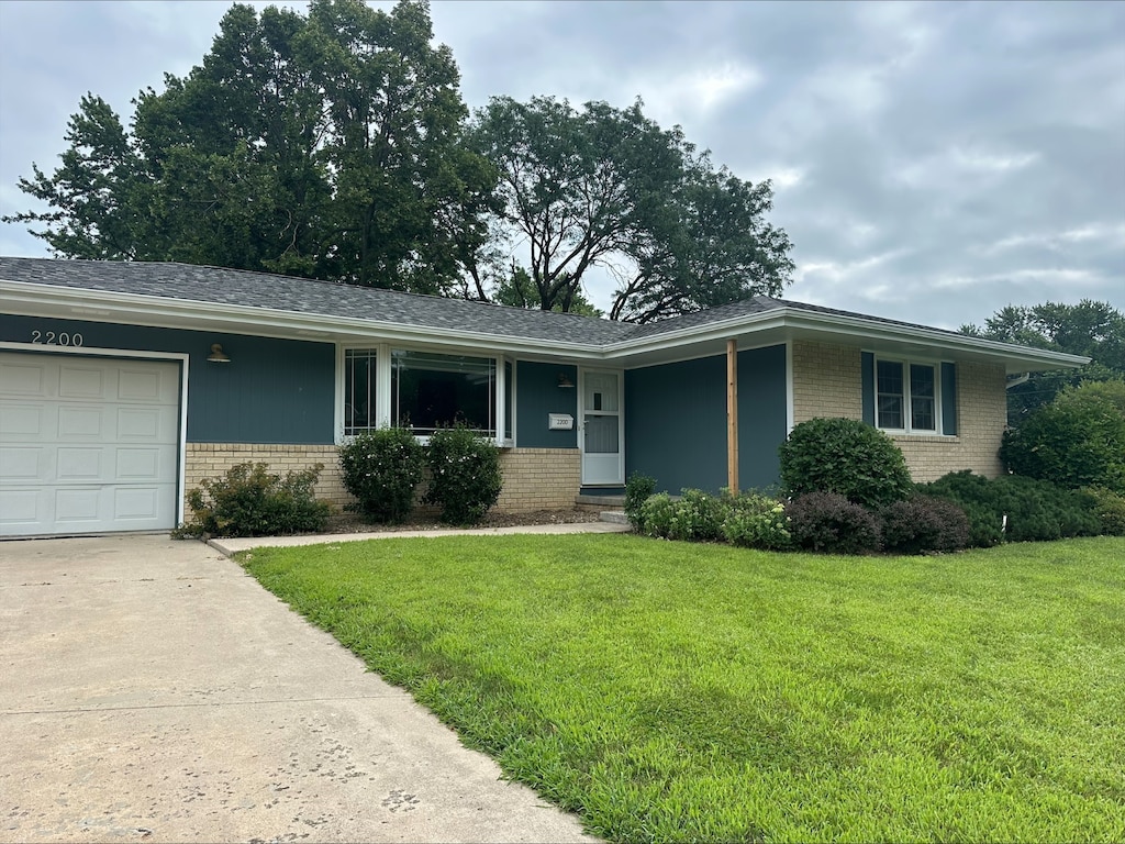 2200 N 3rd Ave E, Newton, IA 50208 - photo 1
