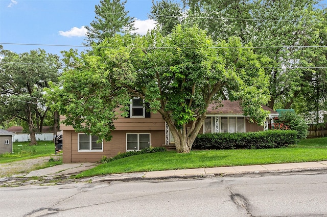 325 S 8th Ave W, Newton, IA 50208 - photo 2