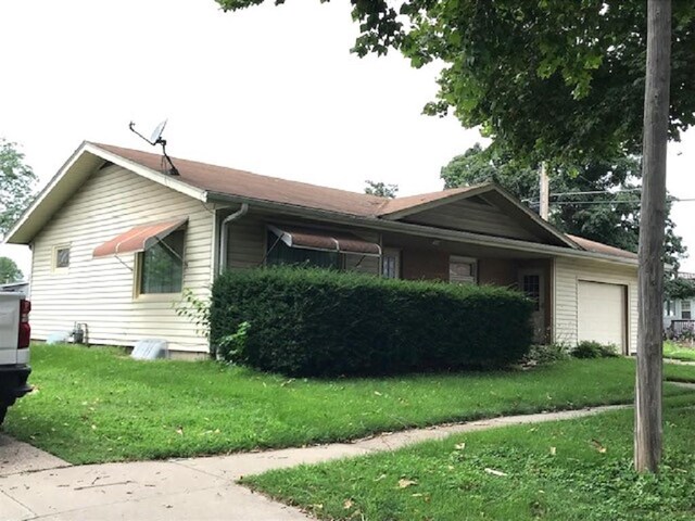 110 S Harlan St, Knoxville, IA 50138 - photo 3
