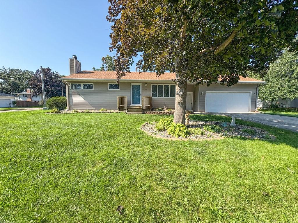 812 S 12th Ave W, Newton, IA 50208 - photo 1