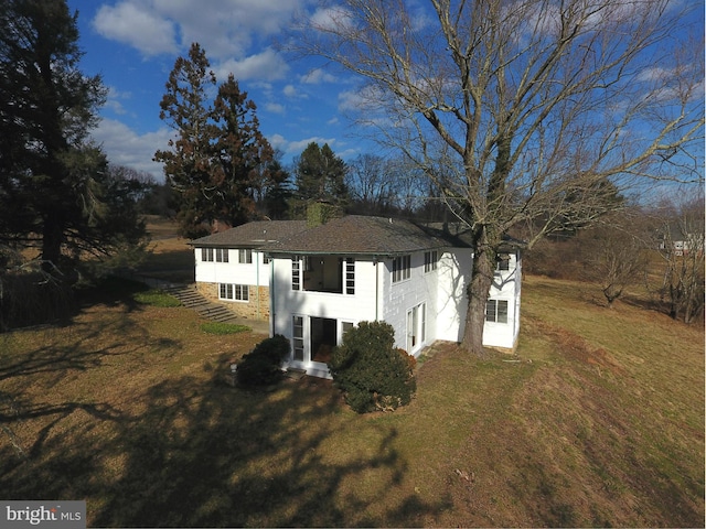 view of front facade featuring a front yard