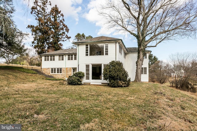 view of front of house featuring a front lawn