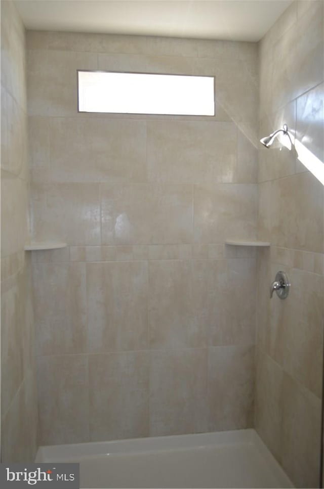 bathroom featuring tiled shower