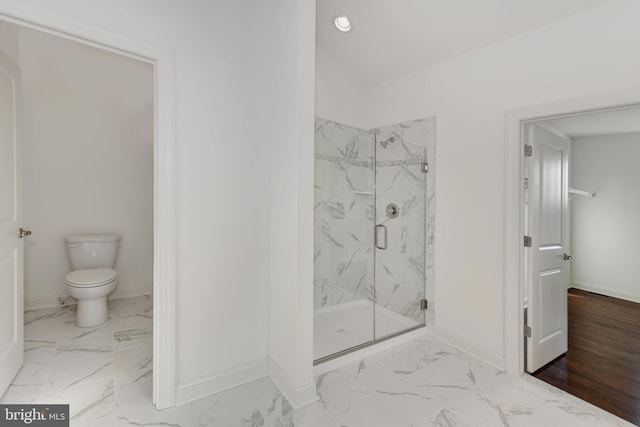 bathroom featuring hardwood / wood-style floors, an enclosed shower, lofted ceiling, and toilet