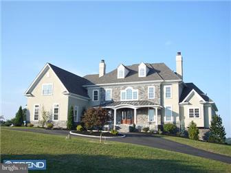 view of front of house with covered porch and a front lawn